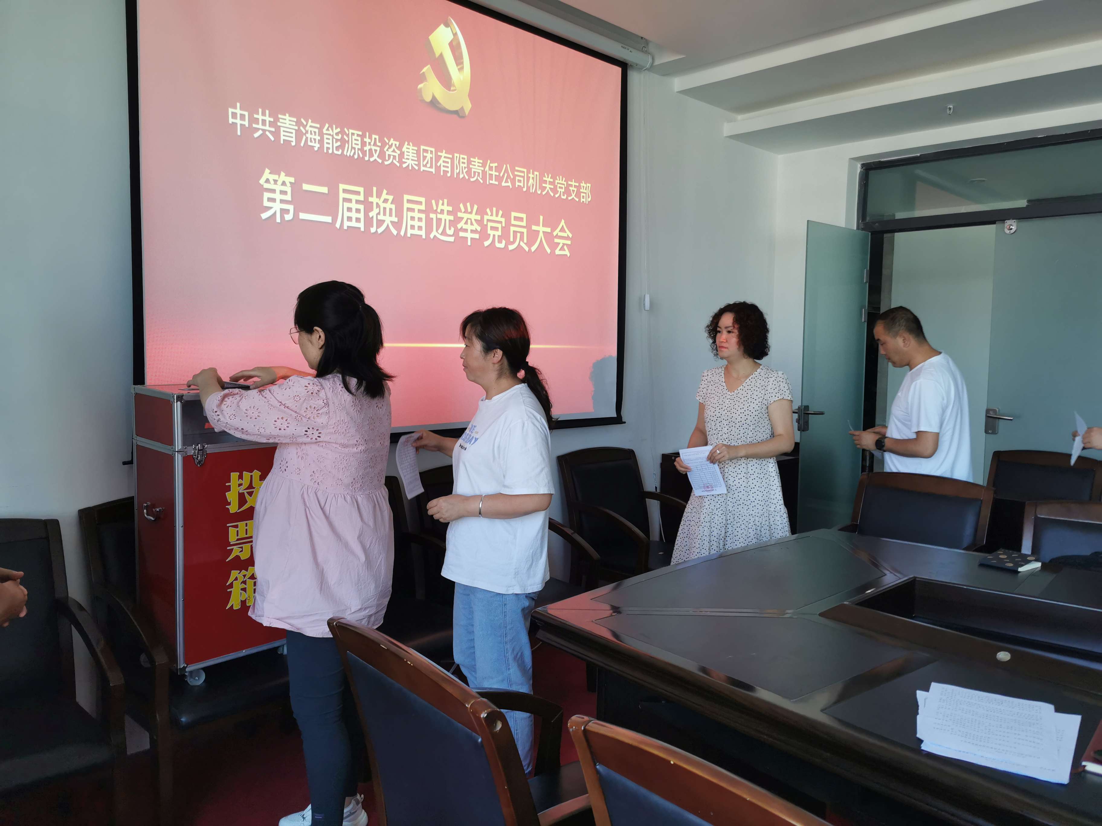 進行無記名投票   程彩琳  攝.jpg