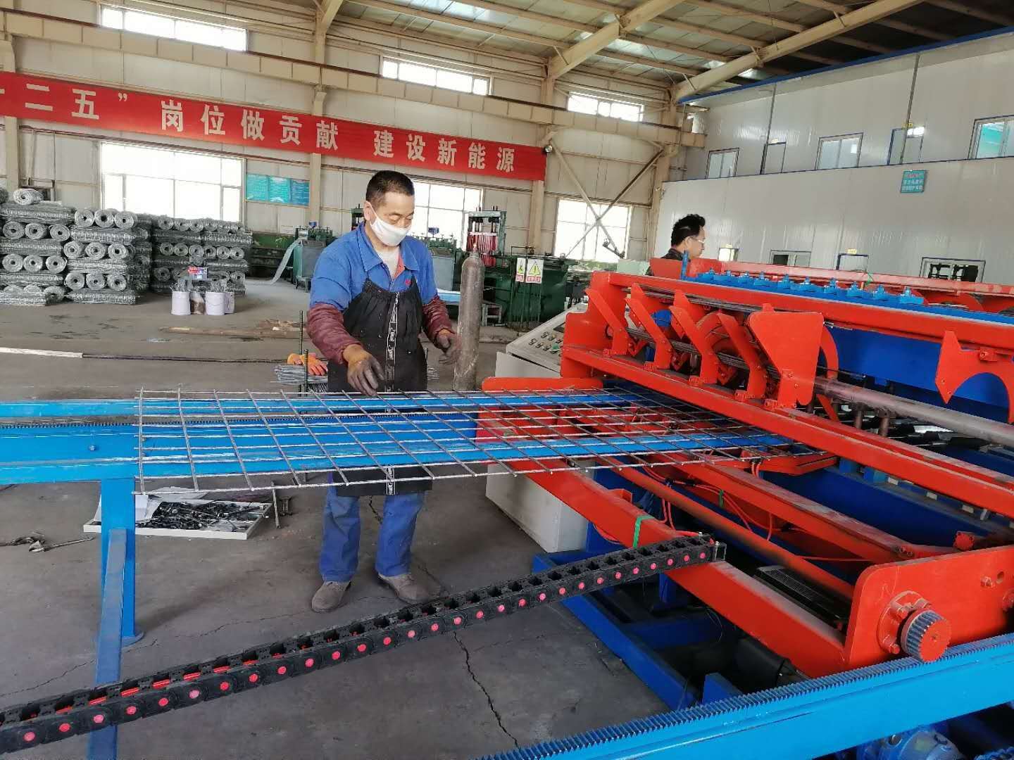 民意公司自動布料焊網(wǎng)機(jī)投入生產(chǎn)   張德軍攝.jpg