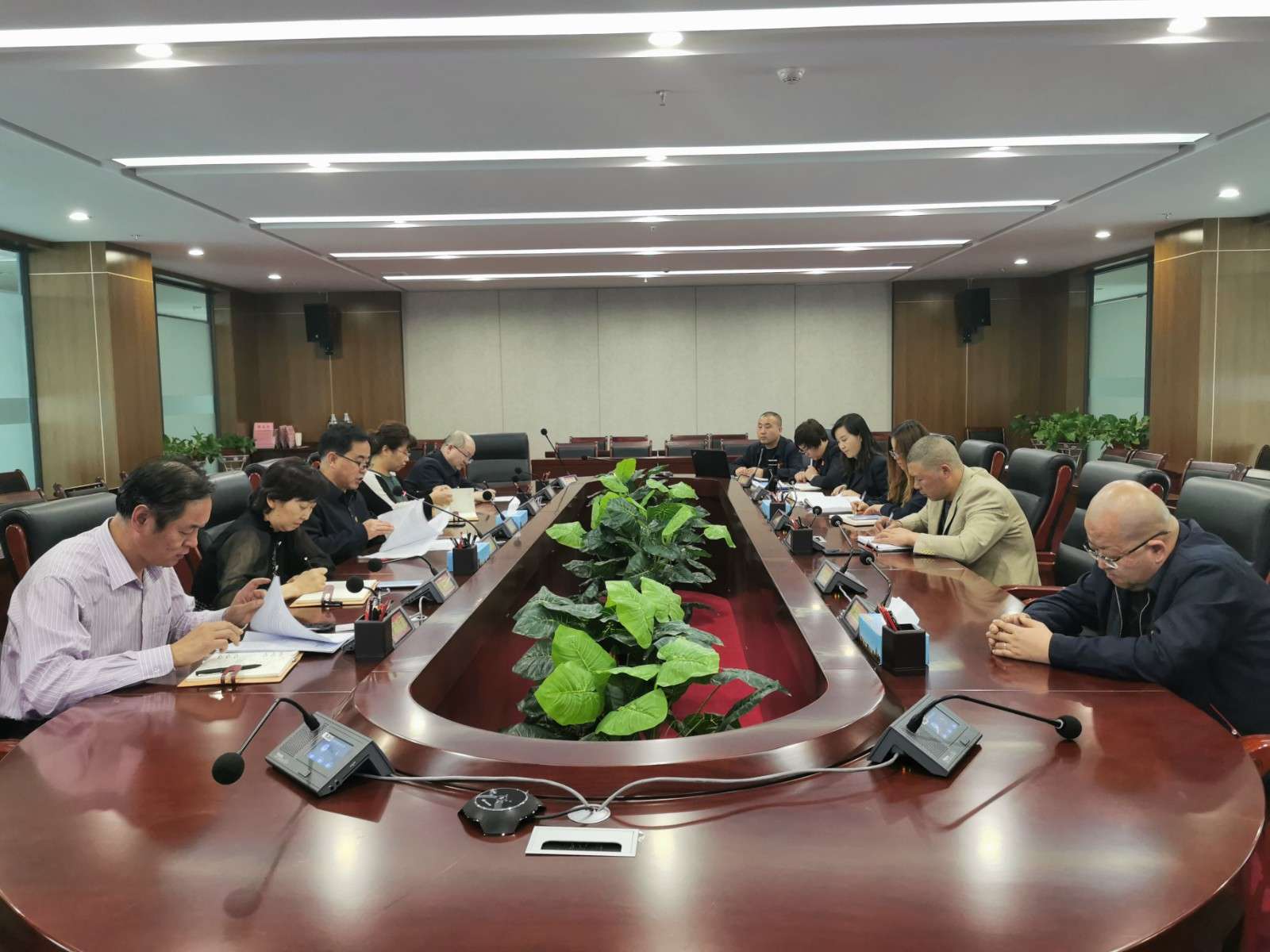 能投集團黨委召開中心組學習（擴大）會議  程彩琳  攝.jpg